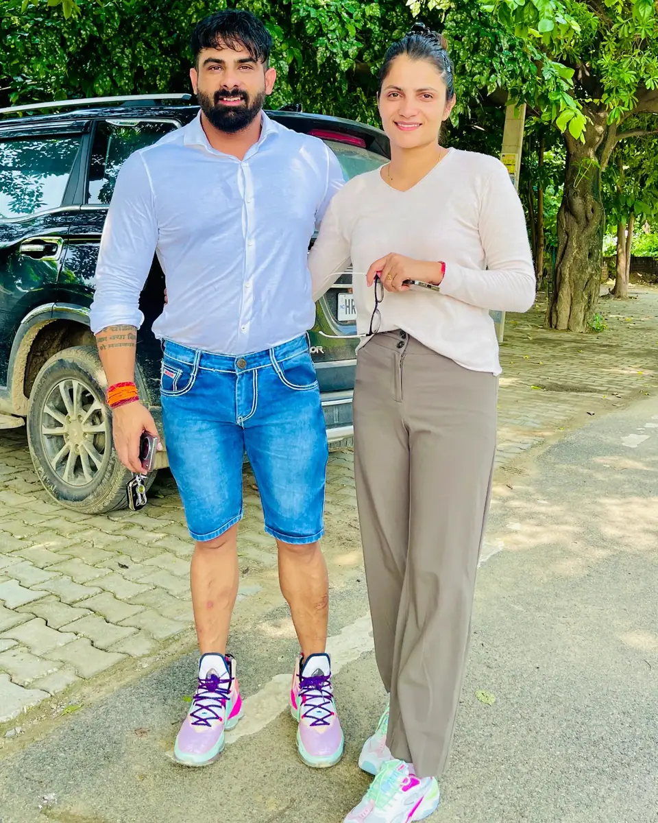 जीवनसंगिनी के साथ: “बचपन में हम दोनों के पास फ़ीस के पैसे तक नहीं होते थे”, जुलाई 2023