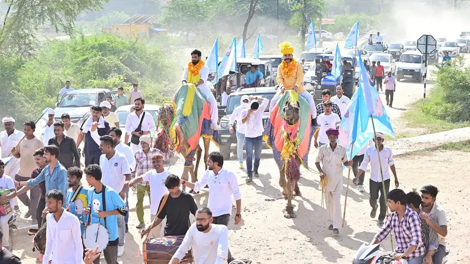 ढोल-नगाड़ों के साथ रैली की ओर बढ़ता काफ़िला