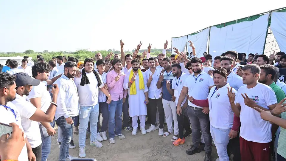पंडाल के बाहर भी उमड़ी भीड़