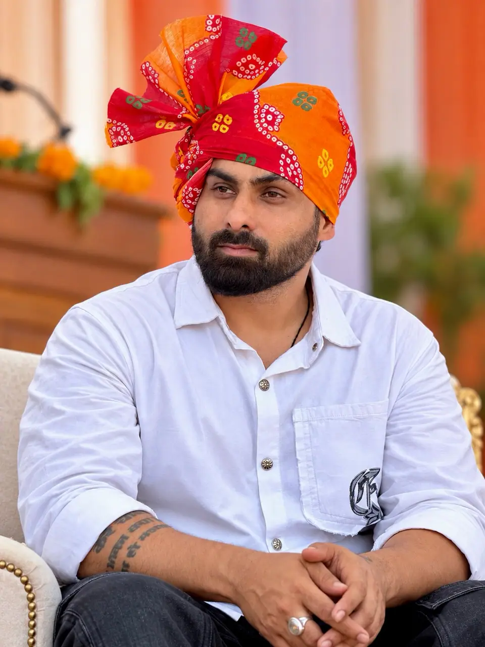 हर्ष छिकारा, केसरिया पगड़ी में
