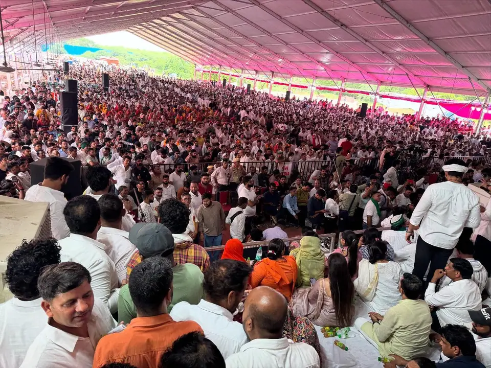 अनंगपुर: पंडाल में उमड़ी 36 बिरादरी