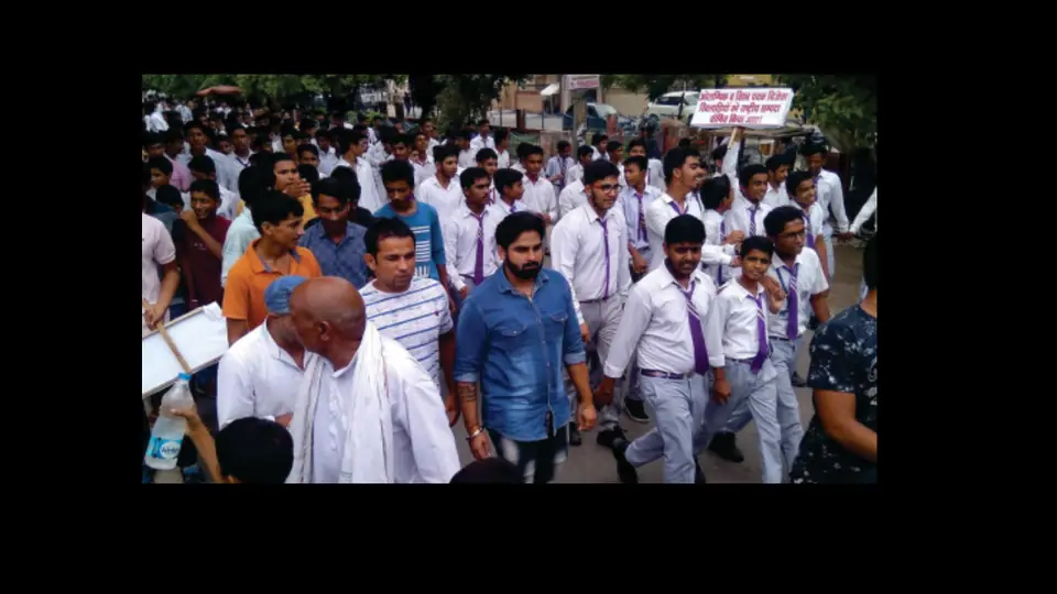 युवाओं के साथ