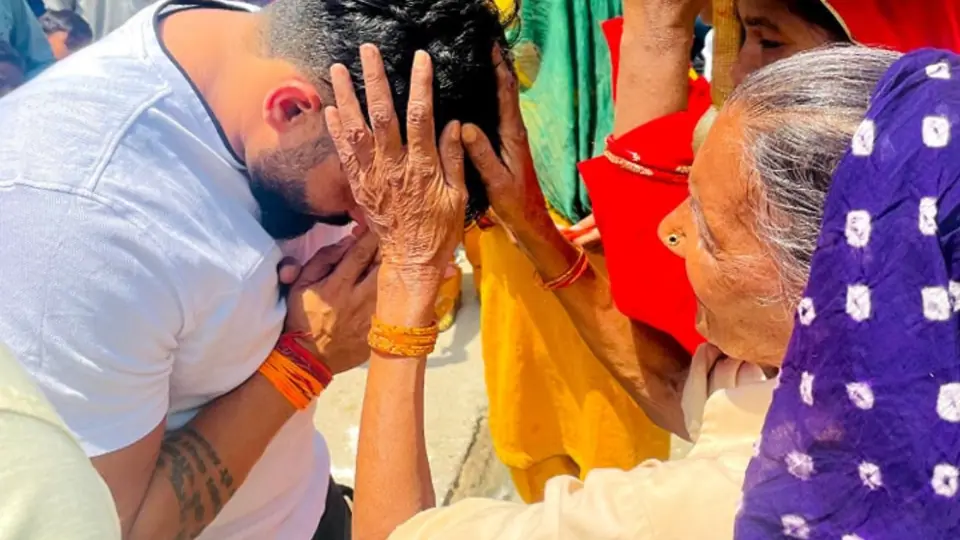 बुज़ुर्गों और माताओं का आशीर्वाद