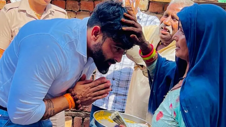 बुज़ुर्गों और माताओं का आशीर्वाद