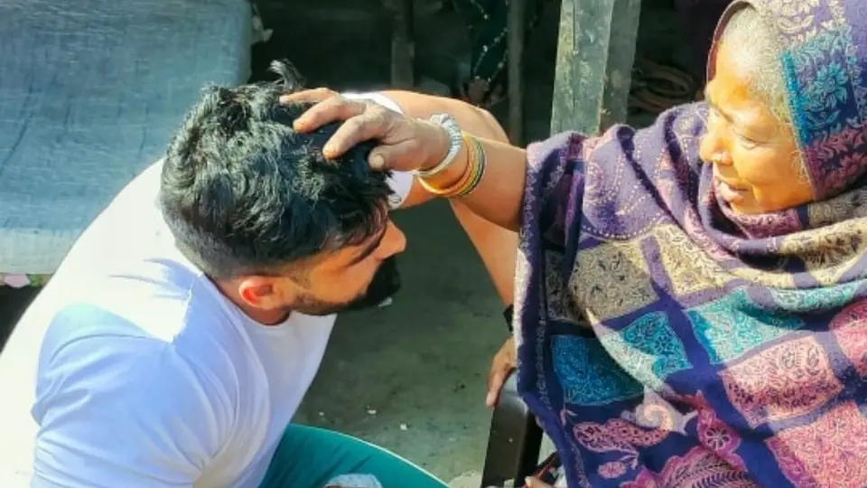 बुज़ुर्गों और माताओं का आशीर्वाद