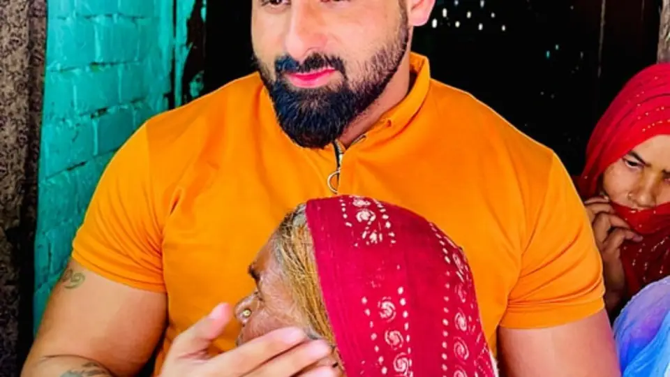 बुज़ुर्गों और माताओं का आशीर्वाद