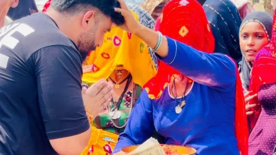 बुज़ुर्गों और माताओं का आशीर्वाद